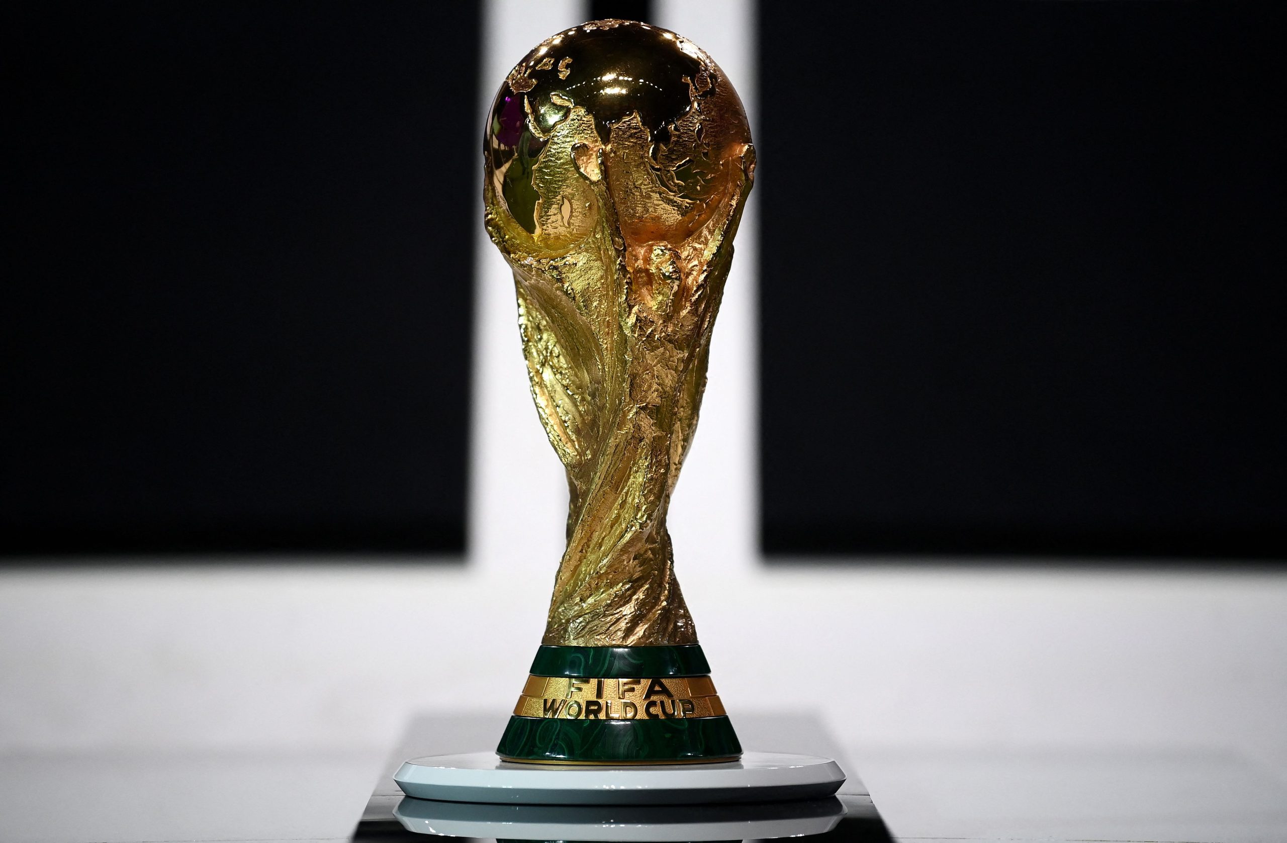 Trofi Piala Dunia 2034 di Arab Saudi, identik dengan warna emas dan hijau