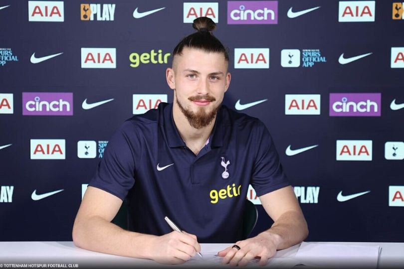 Resmi, Tottenham Rekrut Radu Dragusin dari Genoa