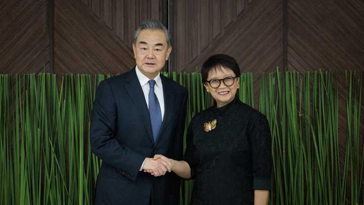 Menlu Retno Marsudi Temui Wang Yi dalam tempat Beijing, Bahas Penguraian Vaksin Hingga Herbal