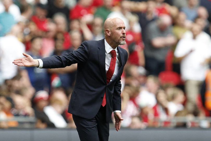 Tekanan di pundak Erik ten Hag diyakini bakal lebih besar musim ini. Ten Hag memasuki musim ketiganya menangani Manchester United