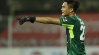 Kiper Timnas Indonesia, Ernando Ari, bertekad membawa Persebaya Surabaya menjadi juara BRI Liga 1 2024/2025.