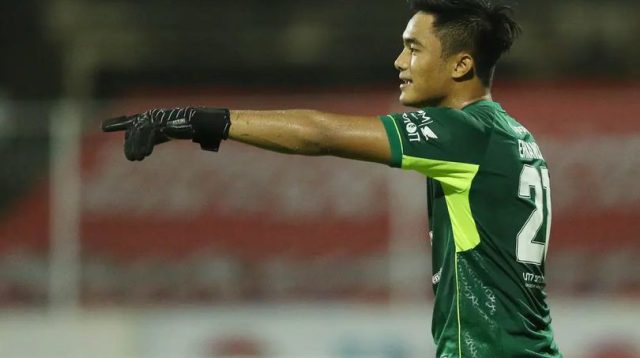 Kiper Timnas Indonesia, Ernando Ari, bertekad membawa Persebaya Surabaya menjadi juara BRI Liga 1 2024/2025.