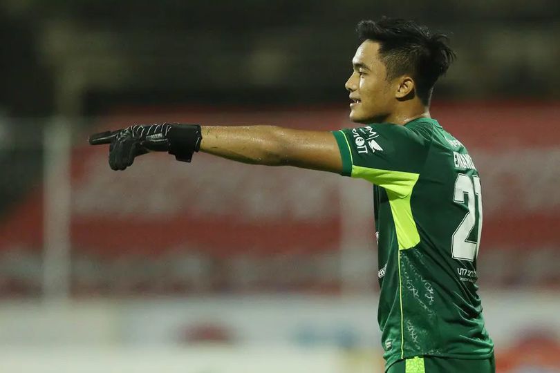 Kiper Timnas Indonesia, Ernando Ari, bertekad membawa Persebaya Surabaya menjadi juara BRI Liga 1 2024/2025.