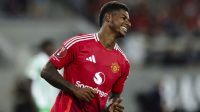 Erik Ten Hag memberikan informasi terkait cedera yang dialami Rashford dan Antony. Ia mengindikasikan cedera kedua pemain ini tidak parah