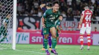 Persebaya Surabaya mengungkapkan bahwa gelandang mudanya yakni Toni Firmansyah sekarang ini tengah menjalani sanksi disiplin.