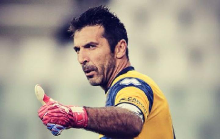 Gianluigi Buffon Terima Penghargaan Presiden UEFA pada waktu Undian Kejuaraan Champions Dilakukan