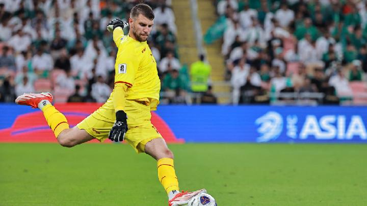 Kiper Timnas Indonesia Maarten Paes Belajar Bahasa Indonesia dari Sandy Wals dan juga Buku