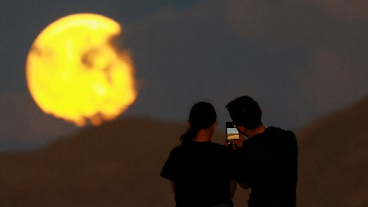 Supermoon Muncul Waktu petang Ini, BMKG Bandung Khawatirkan Tinggi Permukaan Laut dan juga Tanggul